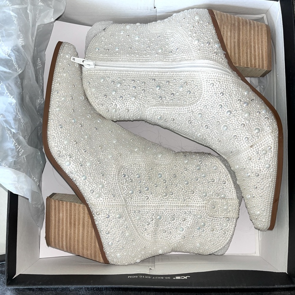 Betsy Johnson 7.5 Pearl Boots